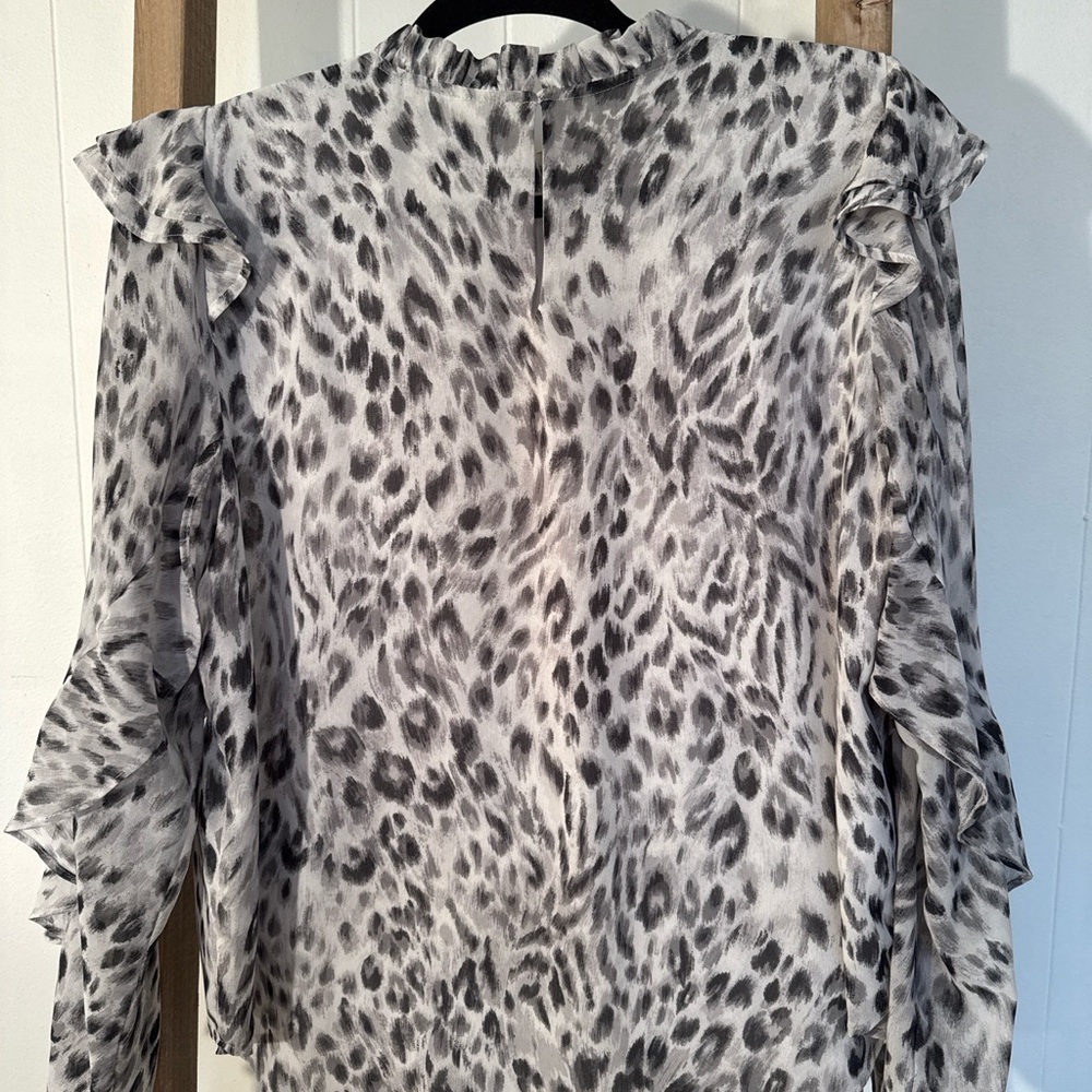 Elegant Gray and Off white ruffled blouse - Picture 2 of 4
